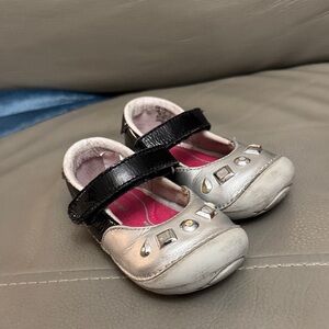 Stride Rite Black and Silver Girl’s Mary Jane shoes size 5